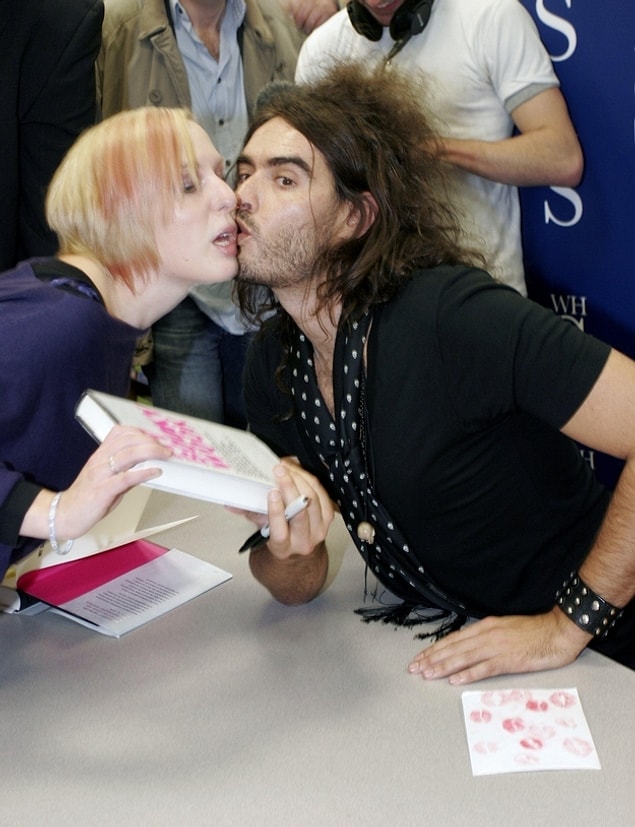Russell Brand yanlış yöne bakarken.
