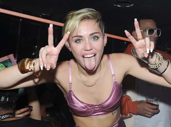 Miley Cyrus'ın Çıplak Olunca Kendini Seksi Sanması