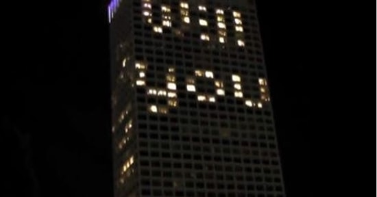 Binanın Işıklarıyla Evlenme Teklifi