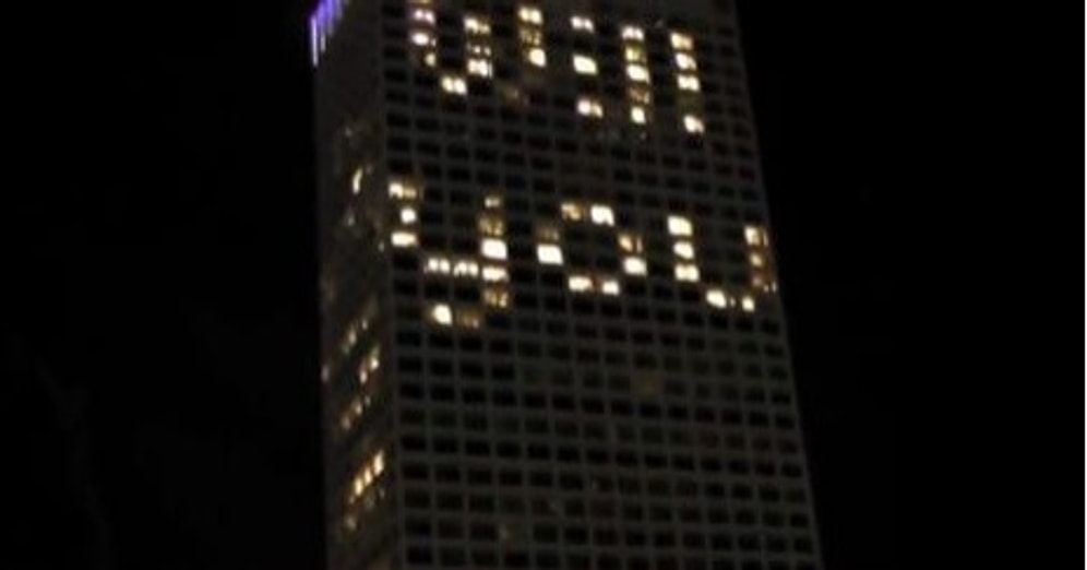 Binanın Işıklarıyla Evlenme Teklifi