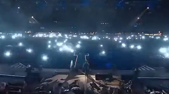 Konserde Herkes Aynı Anda Flaşlı Fotoğraf Çekerse