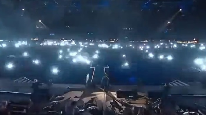 Konserde Herkes Aynı Anda Flaşlı Fotoğraf Çekerse