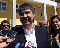 Antalya'da Menderes Türel zaferini ilan etti