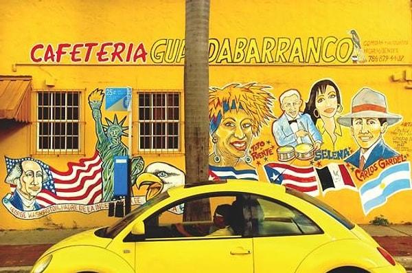 12. Bacağında puro saran seksi kadınların yer almadığı Küba Mahallesi