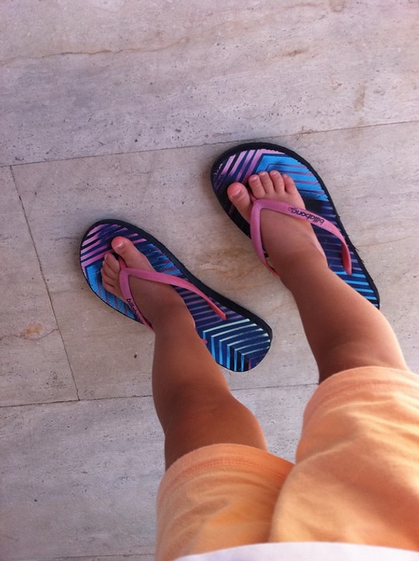 11-) Bakkala parmak arası terlikle gitmeye başladıysan