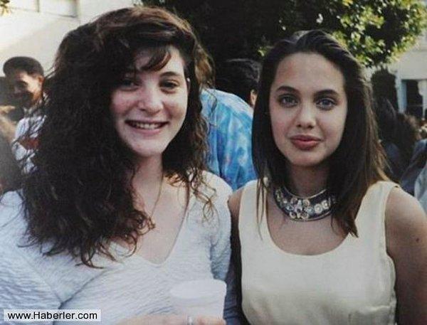 Jolie bu karede o dönemdeki yakın arkadaşı Evelyn Ungvari ile birlikte görünüyor.