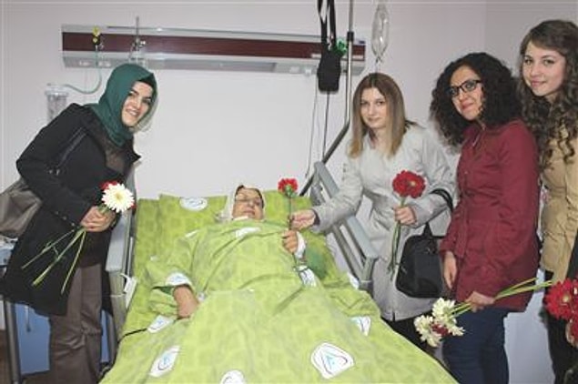 5. Elinde pötibör bisküvi ve kolonya ile klavye başında "geçmiş olsuna" gelen teyze ruhlu