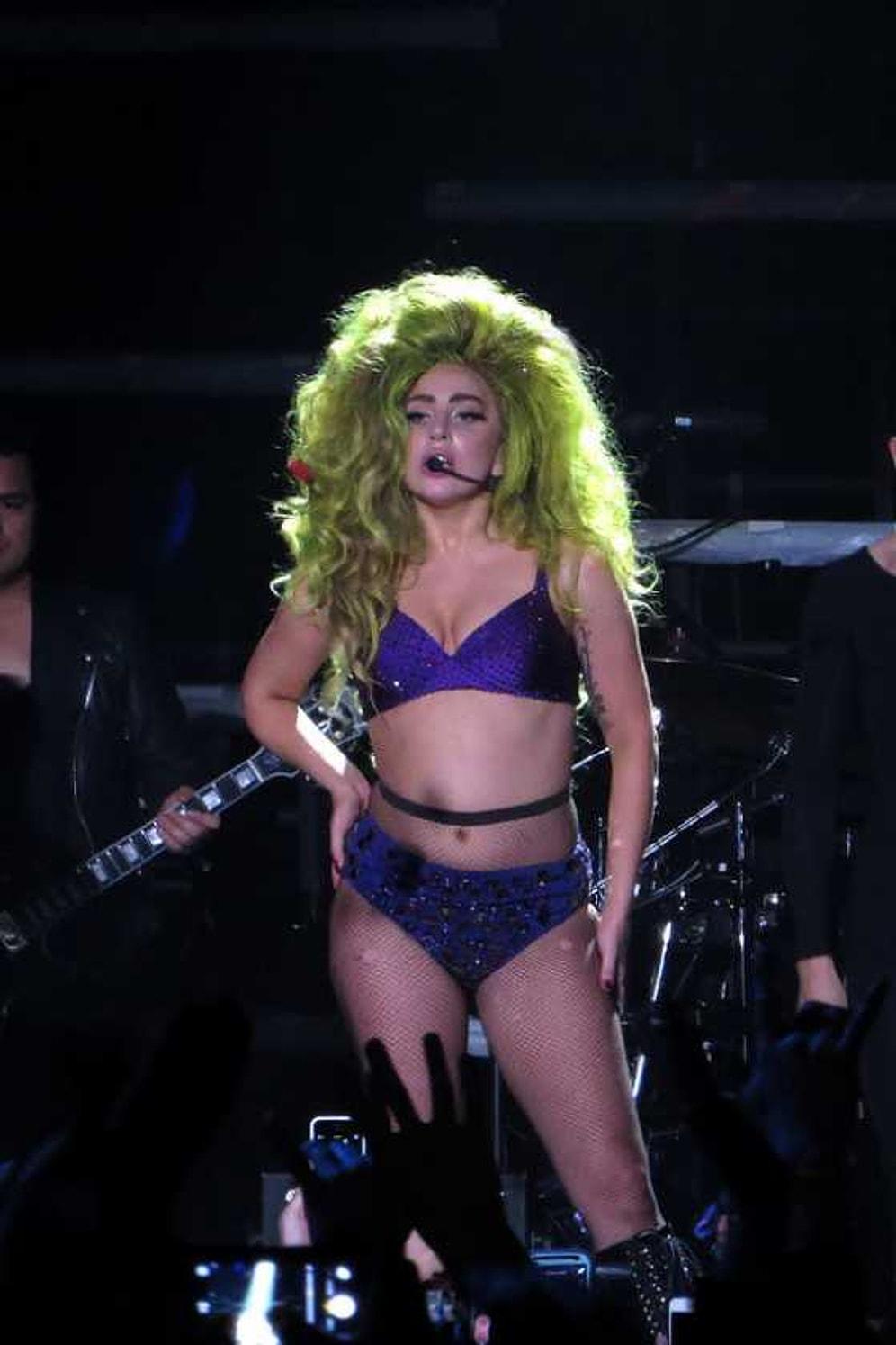 Lady Gaga Sahnede İç Çamaşırını Çıkardı