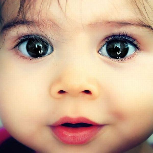 Doğan çocuk iri ve kara gözlere sahipse, annesinin hamilelikte kara üzüm yediğindenmiş!