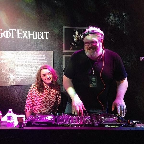 Arya ve Hodor DJ'lik yaparken