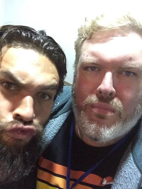 Hodor Khal Drogo ile selfie çekerken