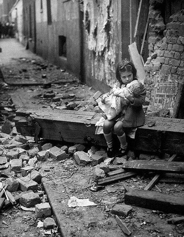 17. Londra'nın bombalanmasının ardından oyuncak bebeyi ile sokakta kalmış bir çocuk.