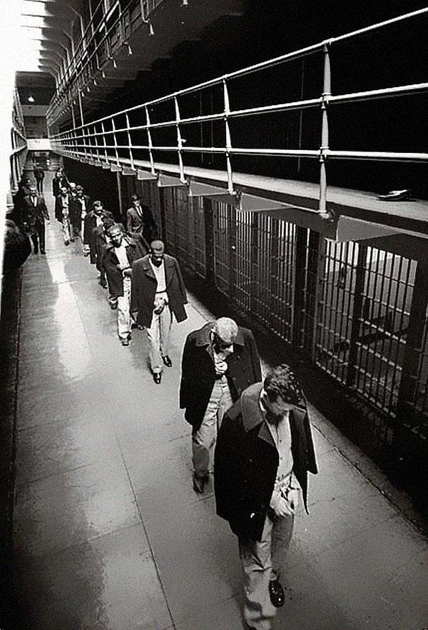 27. Alcatraz'da kalan son tutukluların ayrılışı.