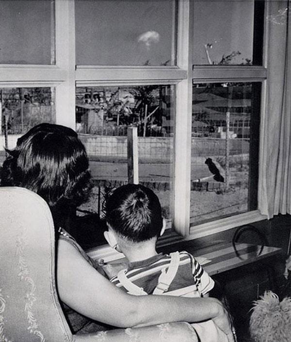 29. Las Vegas'taki bir atomik test sonrası oluşan mantar bulutunu izleyen anne ve oğul.