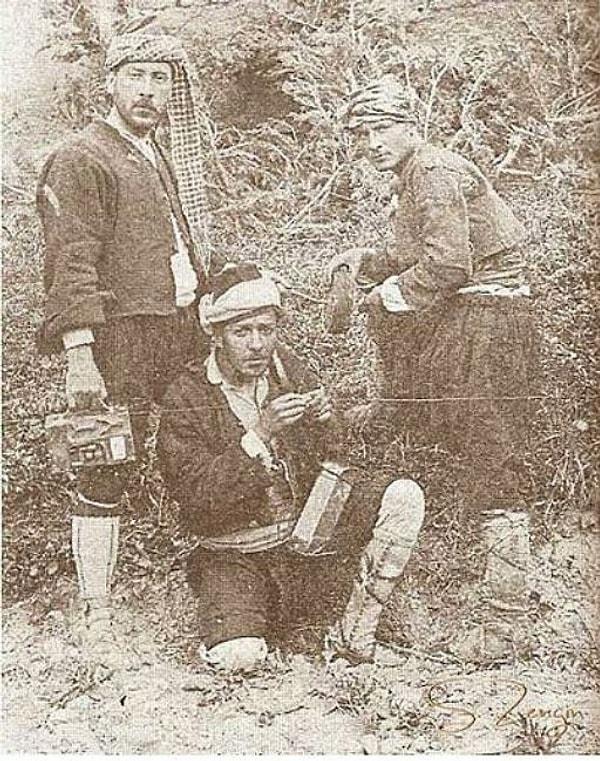 1. Türk askerleri Yunanları dinlemek için telefon hattı çekerken.