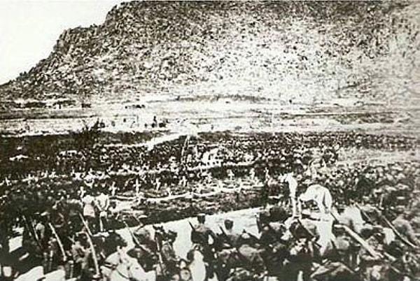 15. 1.İnönü Zaferi Savaşın sonunda Yunanlar, savaşta hayatını kaybeden kendi askerlerini gömüyor.