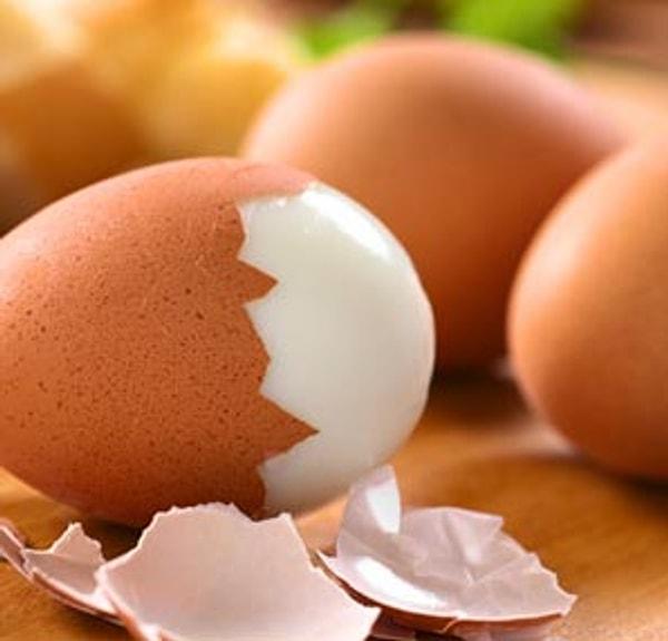 9. Uzun süre haşlanan yumurta uzun zamanda öğütüleceği için vücudun harcadığı enerji miktarı yumurtadan daha fazladır. Haşlanmış yumurta bu yüzden çok iyi bir diyet yemeğidir.
