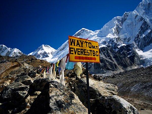 24. Everest dağında 200'ün üzerinde ceset vardır ve bunlar tırmanıcılar tarafından yollarını bulmak için kullanılır