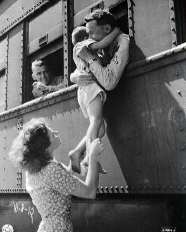 2. Savaşa giden babasına son kez sarılan çocuk, 1940'lar