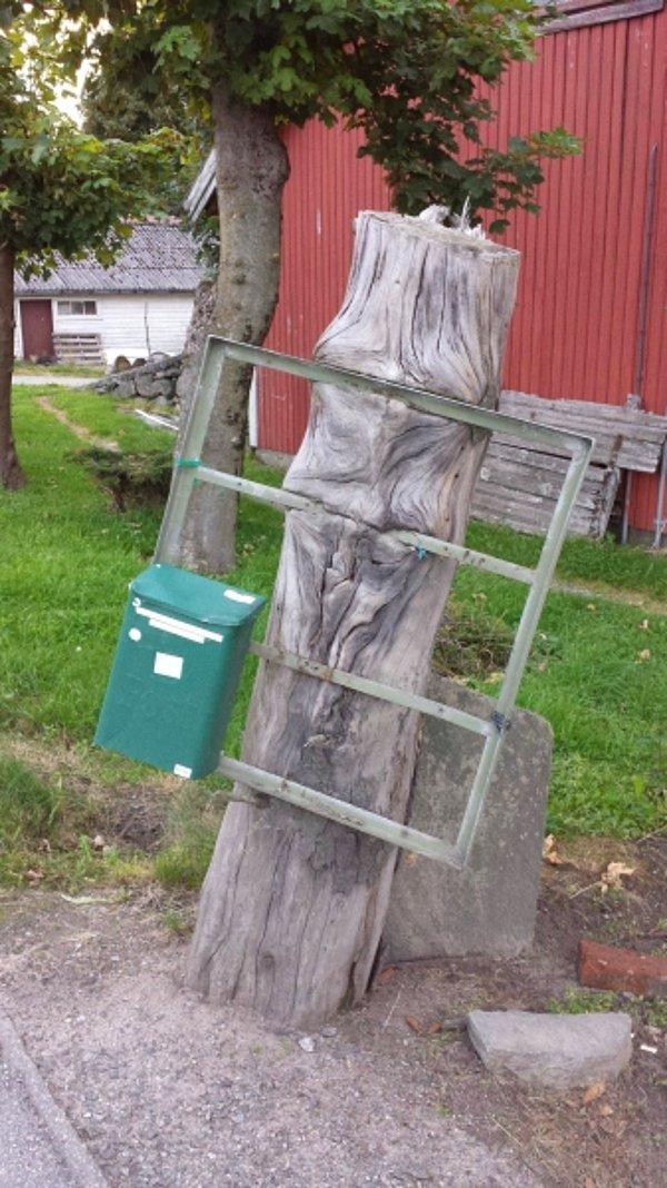 17. Bu ağacı da posta kutusunun bağlı olduğu metali yediği için kesmişler heralde.
