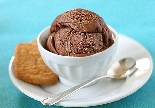 1. Yaz Aylarının Vazgeçilmezi Çikolatalı Dondurma