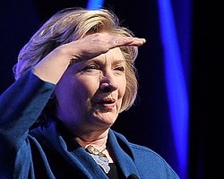 Clinton'a Ayakkabı Fırlatıldı