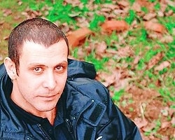Nejat İşler Neden Eldiven Takıyor?