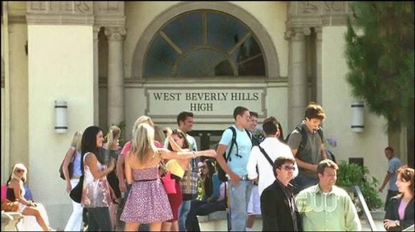 6. Evimiz Hollywood'da dizisinin güzel kızlarının yakışıklı erkeklerinin gittiği "Batı Beverly Hills Lisesi"