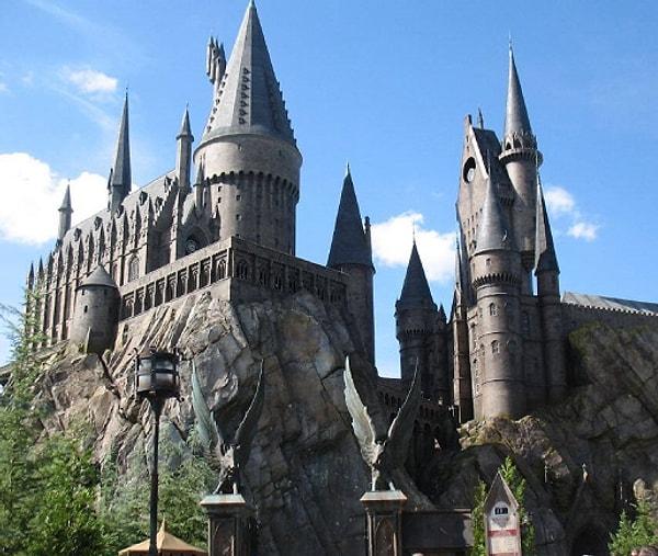 9. Nerede olduğunu kimsenin bilmediği "Hogwarts Büyücülük Okulu"