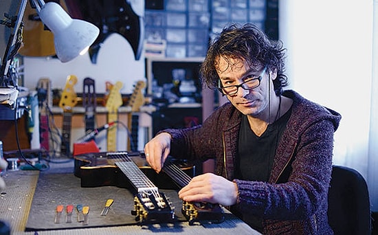 Gitarlarını Dünya Çalıyor