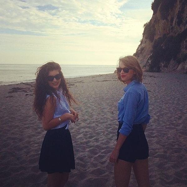 Lorde'yle çiftli giyinip sahilde takılıyorlar.