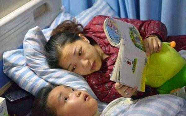 Doktorlar onun yakında öleceğini biliyorlardı ve aynı zamanda böbreğe ihtiyacı olan annesiyle kan ve doku uyumu olduğunun farkındaydılar. Buna rağmen annesi Zhou Lou, o böbreği almayı reddiyordu