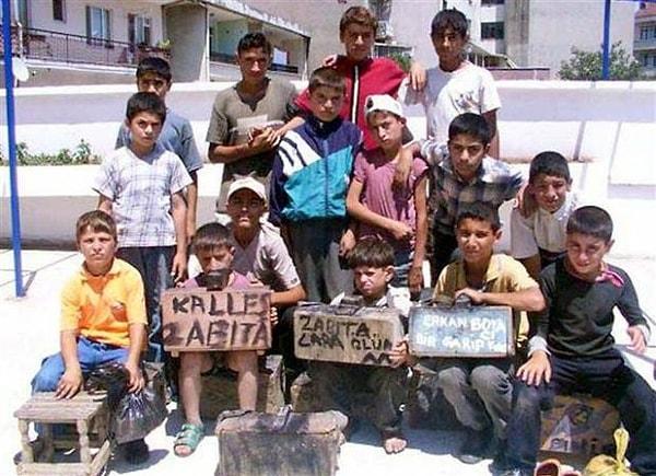 2. Zabıtayı protesto eden boyacı çocukların, sandıklarına "Kalleş Zabıta", "Zabıtalara Ölüm" gibi yazılar yazması