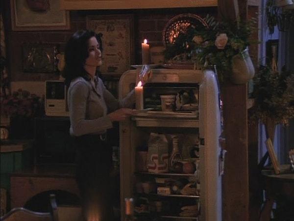 Monica'nın evindeki buzdolabı gerçekten çalışıyormuş ve dizi ekibinin içecekleriyle doluymuş.