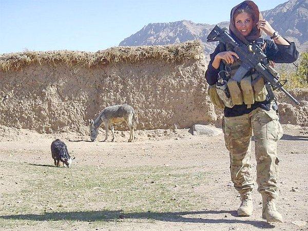 14. Afganistan'da askerlik yapan eski ponpon kız fotojenikliğinden bir şey kaybetmemiş