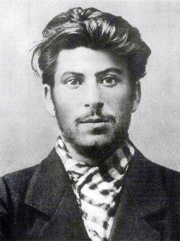20. Gençliğinde fotojenikliğin kitabını yazmış olan Josef Stalin