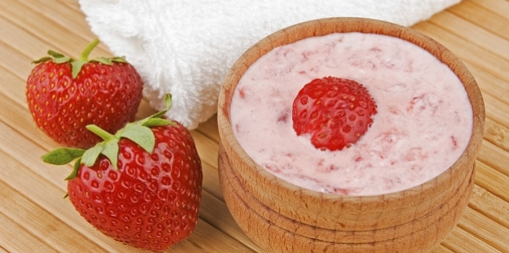 Cildi Tazeleyen Çilekli Yüz Maskesi