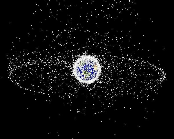 9. Günümüzde, an itibariyle Dünya etrafında 22.000 adet uydu dolanmaktadır.
