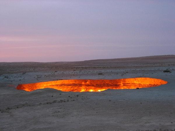 38. Türkmenistan'da bulunan Cehennem Kapısı isimli çukur, yer altında sıkışmış gazın, düzgün bir krater içerisinde alev almasından ötürü, 40 yıldan uzun bir süredir, durmaksızın yanmaktadır.
