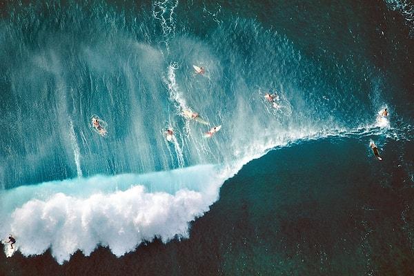 3. Sunset Plajı'ndaki sörfçüler, Oahu, Hawaii