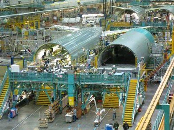 3. Boeing fabrikasında teknolojinin son örneği uçaklar üretilirken robot yerine en çok insan gücü kullanılıyor.