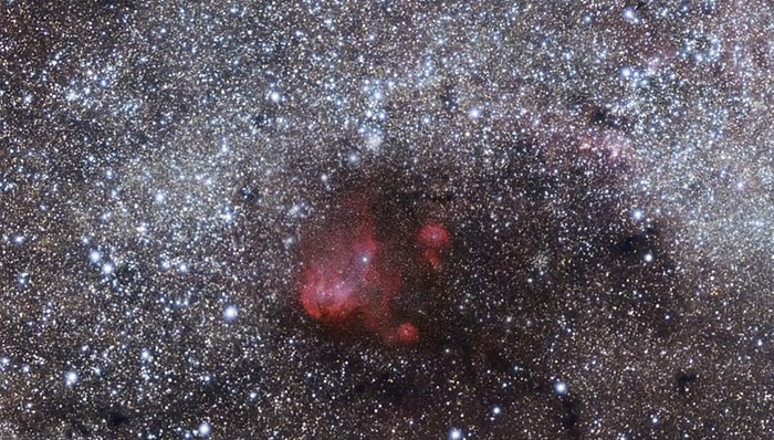 Yıldızların Aydınlattığı Hayalet Nebula