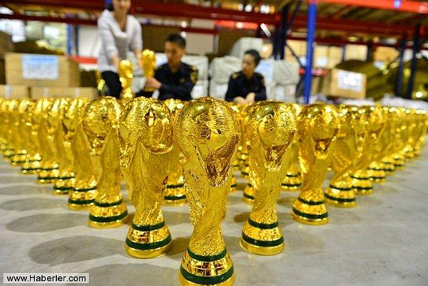 2. Çin'de yurt dışına çıkarılmak üzere 1020 adet kopya FIFA Dünya Kupası ele geçirildi.