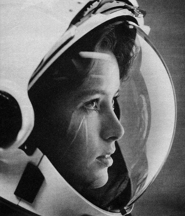 9. 1985 yılında Life dergisinin kapağı olan, uzaya giden ilk anne 'Anna Fisher'