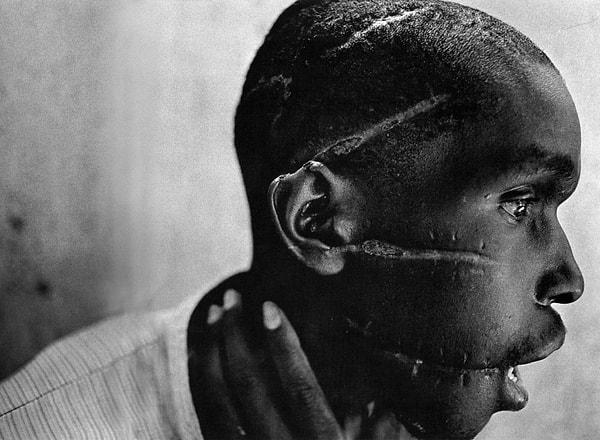 13. Ölüm kampından kurtulan Ruandalı bir çocuk.