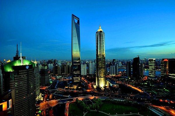 6. Shanghai World Financial Center (soldaki)