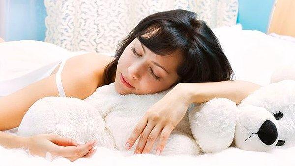 6. Uyku sırasında saçlar çok dökülür, bunun için uyku pozisyonunuza dikkat etmelisiniz.