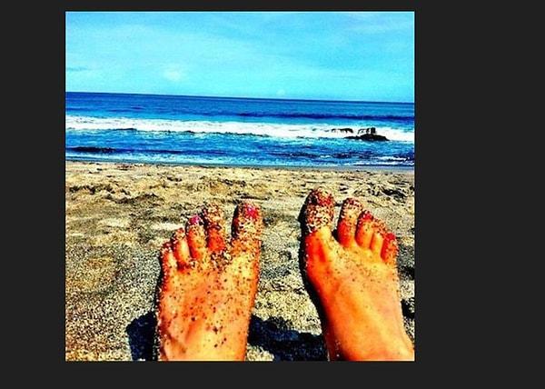 9-) İnstagramda tatildeyim havası vermek amacıyla ayaklarının fotoğrafını çeken kızlar