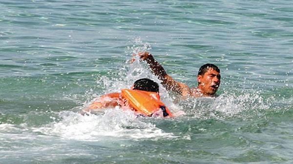 12-) Denizde kızlara hava atmak için açılma çizgisini aşan çakma Michael Phelps’ler