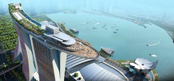 19. Singapur Marina Bay Sands Hotel'in çatı katındaki yüzme havuzu